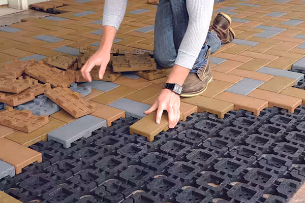 6.1.2.2.75-Pavers_Installation_Resurface_Laying_23_uid_6465357719325_uid_646e0827df725